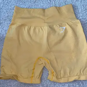 Ett par gula shorts från gymshark i vital seamless kollektionen. Superfina och sköna tights i bra material och i den senaste vital seamlessmodellen 💛 Använda några gånger men är i väldigt bra skick. 
