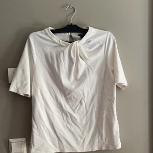 Tröja med knyte  - Benvit tröja med knyte vid halsen, storlek M, nästan oanvänd. 