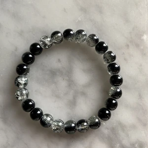 Armband - Snyggt armband med spräckliga glaspärlor i svart och grå⚡️☀️⭐️