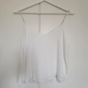 Zara Spetslinne XS - Knappt använt linne i strl XS från Zara med spetsfåll nedtill & justerbara axelband.