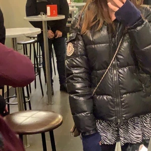 Moncler jacka  - Säljer min jättefina svarta moncler vinterjacka som är varm och perfekt inför vintern.