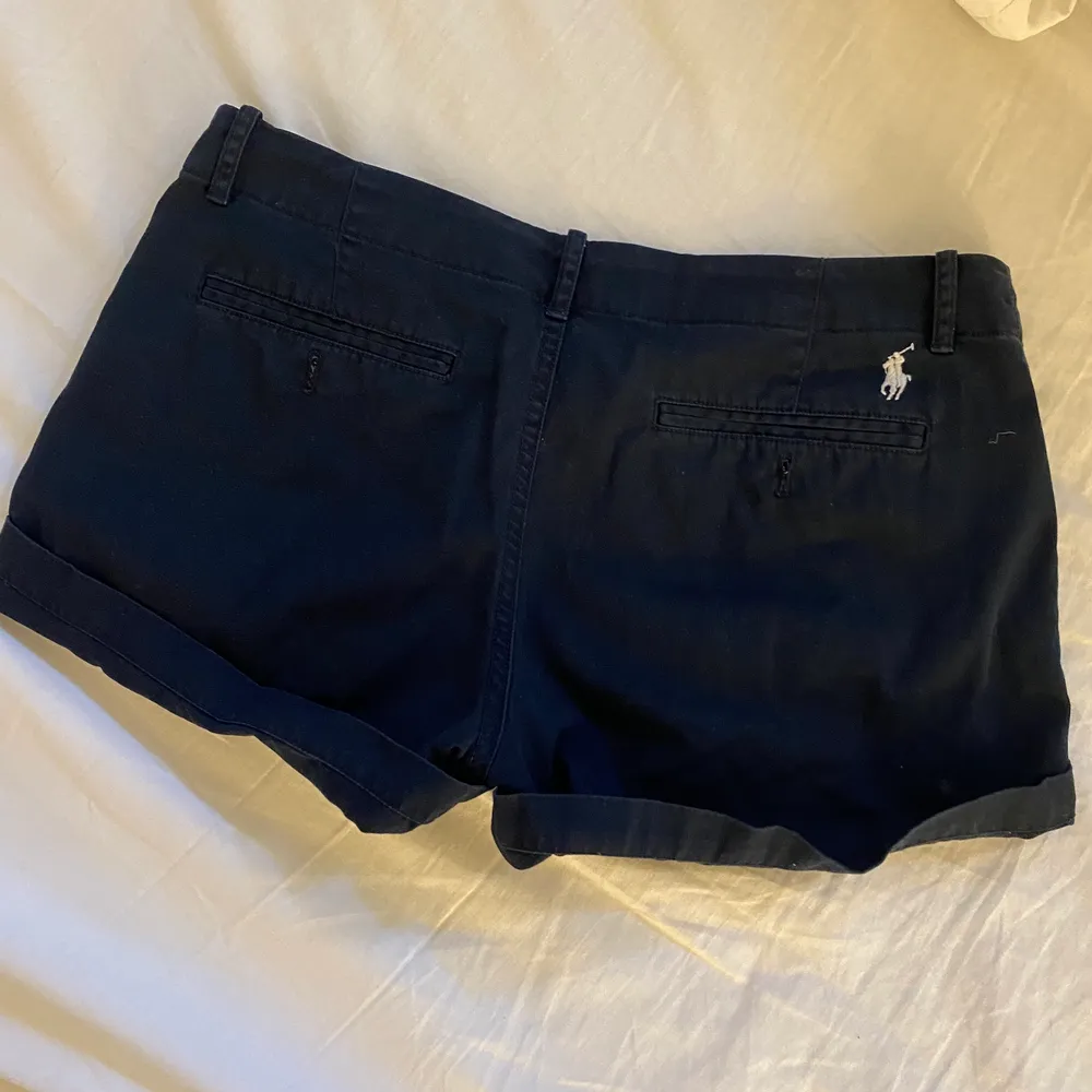 Ett par marinblå shorts från Ralphlauren. Storlek 34-36. Nypris ca 800-1000kr. Säljer de då de tyvärr är lite för små!😋. Shorts.