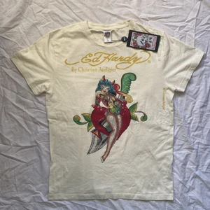 NY!!! y2k Ed hardy tshirt - ANVÄND EJ KÖP DIREKT ⭐️ KOLLA IN ANDRA ED HARDY TSHIRTS PÅ MIN PROFIL! ⭐️Snygg ed hardy t-shirt med prislappen kvar! Nypris är 649 kr. Strl S (Herr) Men passar tjejer också. Passar storlekar från XS-XL Beroende på önskad passform. Köparen står för frakt. ❤️ 