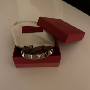 Valentino armband  - Valentinoarmband, så fint! Box o påse medföljer.  slitet i slutet av armbandet men har nu fixats (kontakta för bilder). köpare står för frakt, kontakta vid intresse