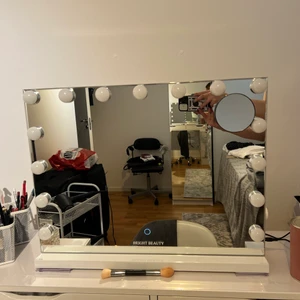 Hollywood spegel  - LÄS ANNONSEN  En Hollywood spegel som touch knappen slutat att fungera, man kan använda som vanligt spegel eller om man är kunnig kan åtgärda felet.