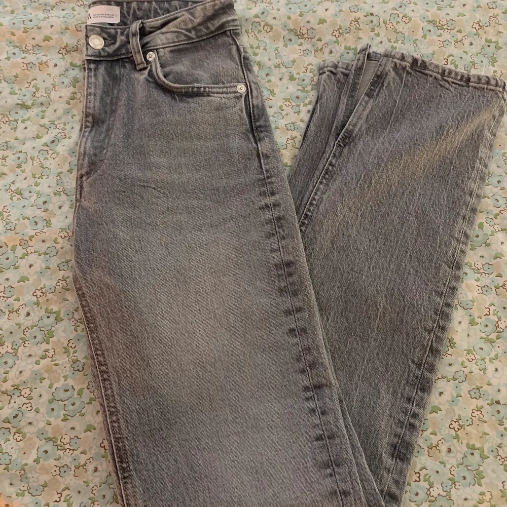 Mid rise straight leg jeans med slits nere vid anklarna, köpta nån gång i våras för 400kr. Helt som nya då jag aldrig använt dem, bara provat enstaka gånger. Dem sitter bra i längden på mig som är 165 lång <3. Jeans & Byxor.