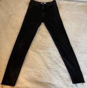Jättefina svarta skinny jeans som e lite slitna( i modell) nere vid fötterna, dom sitter jätte fint och att bra basplagg. Plus enkelt att styla💕💕