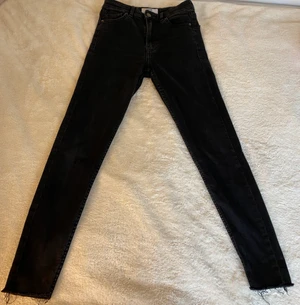 Svarta skinny jeans  - Jättefina svarta skinny jeans som e lite slitna( i modell) nere vid fötterna, dom sitter jätte fint och att bra basplagg. Plus enkelt att styla💕💕