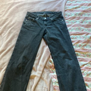 Weekday arrow low - Säljer dessa weekday jeans. Endast använda en gång. Storlek 26/32. Nypris 500kr, Säljer för 350kr+ frakt eller högst bud (om fler är intresserade)