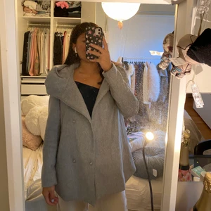 Kort kappa - Trendig kort kappa från vero Moda, säljs då den tyvärr inte kommer till användning. Bra skick💕