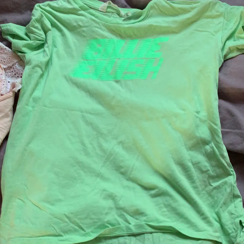En grön Billie eilish tröja som har storlek 146/152.  10-12 år Inte fläckig eller har några märken. . Tröjor & Koftor.