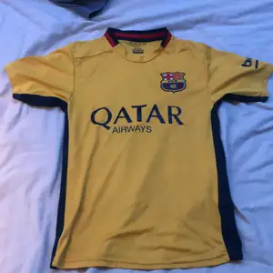 Köparen står för frakt. En gammal Barcelona T-shirt från 2015. Köpte den utomlands för 5 årsen men sen dess har hållit rätt bra. Den har ett jätte litet hål på toppen av baksidan åt höger på tröjan men den är typ 5 millimeter syns inte riktigt.