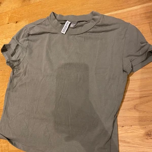 T-shirt från H&M 🎸 - Väldigt liten i storleken använd ca 5 ggr. Bra skick🤟