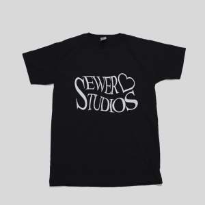 Unreleased t-shirts från märket ”Sewer Studios”! 🏴‍☠️  Alla tröjor är gjorda på 100% bomull 👕   30+ tröjor i varje storlek från S till XL finns i lager just nu!  Alla tröjor har design gjord 100% för hand i Sverige! 🇸🇪  Billigare pris vid köp av fler! 💰 