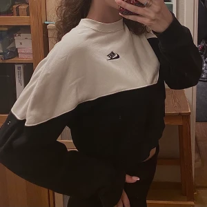 Niketopp - En tränings/vardagstopp i bomull från nike. Använd enstaka gånger. Långärmad och kort i midjan. 