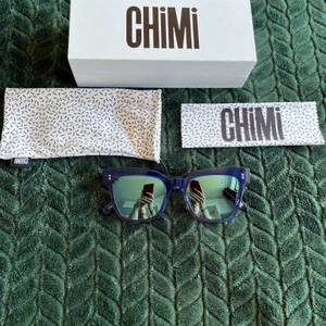 Chimi 005 acai spegel💙 - Säljer dessa underbara chimis i den fina färgen acai. Modell 005, dessa går inte att köpa nya längre. Dessa är använda men har ingen repa eller skada. Som nya kan man säga. Hårt fodral medföljer inte, men mjukt fodral, putsduk och box medföljer.❤️