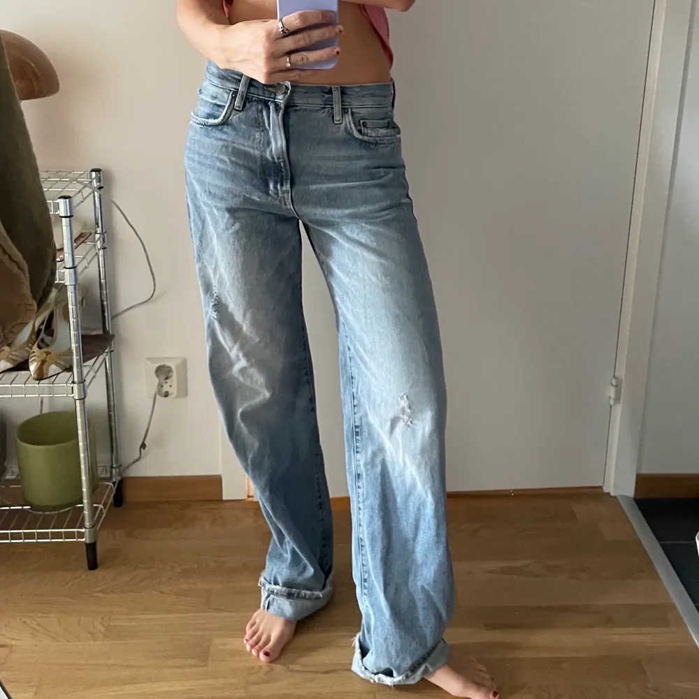 Säljer mina lowrised zara jeans från förra året, storlek 36, jag är 173 cm 💕😊✌🏼. Jeans & Byxor.