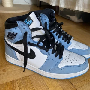 Jordan 1 university blue  - Säljer mina fina jordans i storlek 40,5 i färgen university blue. Väldigt skonsamt använda. Finns ett par små märken, som jag kan försöka få bort. Vill man se fler bilder är det bara att skriva! Köptes för 4500, säljs för 2000. Köparen står för frakten!