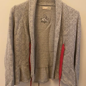 Odd molly kofta - Säljer en ganska fin odd molly kofta i bra skick. Stl S. Köpt på Pondus för 1200kr, säljer för 350 men kan gå ner i pris för snabb affär