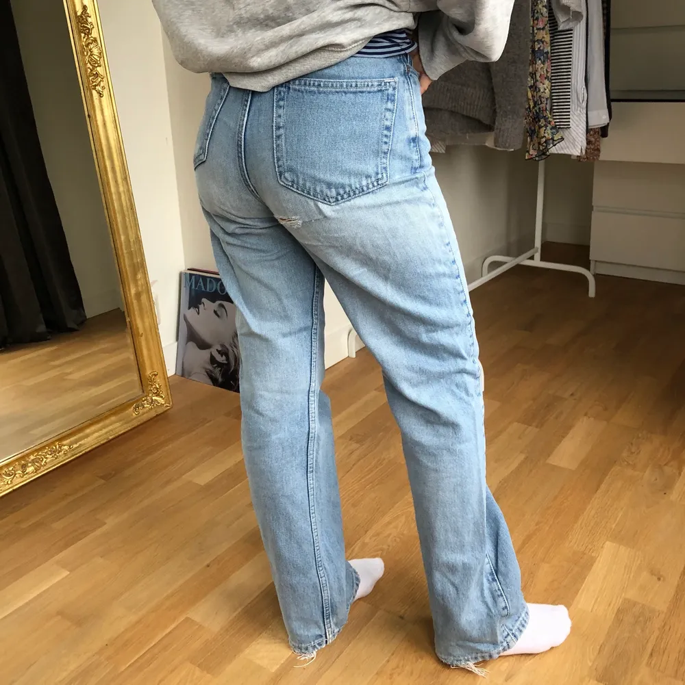 Säljer ett utav mina absolut favoritjeans från weekday💕💓har ett litet hål på fickan samt rumpan. Modellen rowe!. Jeans & Byxor.