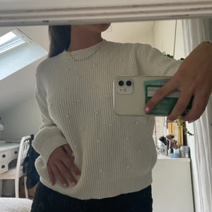Stickad tröja - Stickad vit tröja från Mango med söta detaljer 💕💕