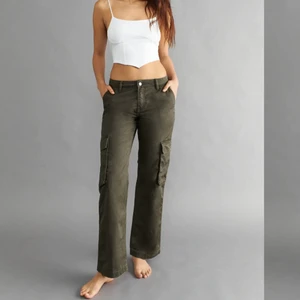 Cargo pants - Lågmidjade cargo pants från Gina! Helt slutsålda!!! Intressekoll då ja inte vet om ja vill ha kvar dem.  Strl 38 men skulle säga att dom passar mindre också så dom sitter lite oversized. Har själv 38-40. 🐸