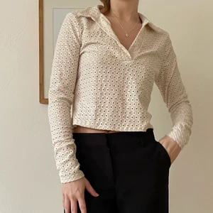 Vit fin tröja - Denna söta tröja som knappt är använd. Flyttar utomlands snart och kommer enbart ha tid att posta fram tills 8/9 så passa på!! 💘 TRYCK INTE PÅ KÖP DIREKT!