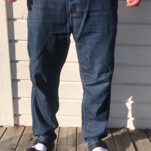 Weekday jeans - Jeans från weekday som sitter baggy. Bra skick. Finns slitningar längst ner Löser mer bilder efter förfrågan  