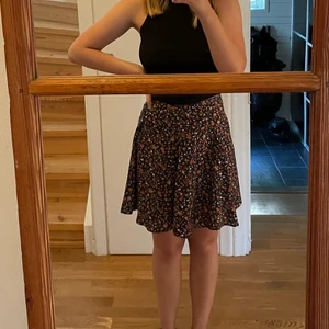 Kjol - Jättefin och superskönt blommig kjol som ej kommer till användning. Från Rut&circle i storlek 38