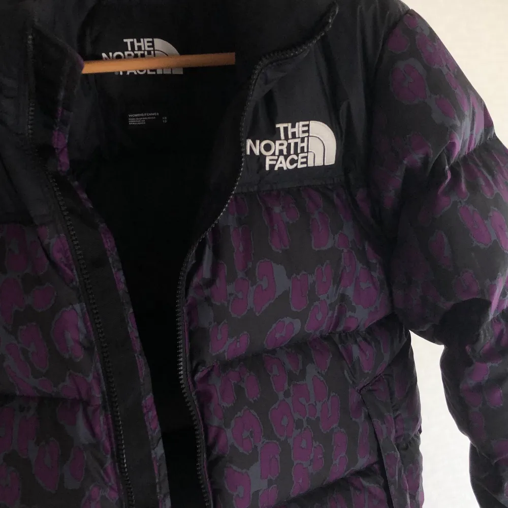 En jättecool North face jacka med lila leopardmönster som är köpt för 3000kr, varm och skön😸 skriv för intresse eller fler bilder🙌🏻❣️. Jackor.