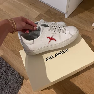 Skor - Supersnygga skor från Axel arigato, använda fåtal gånger, nypris 2000kr🥰 original kartong medföljer 