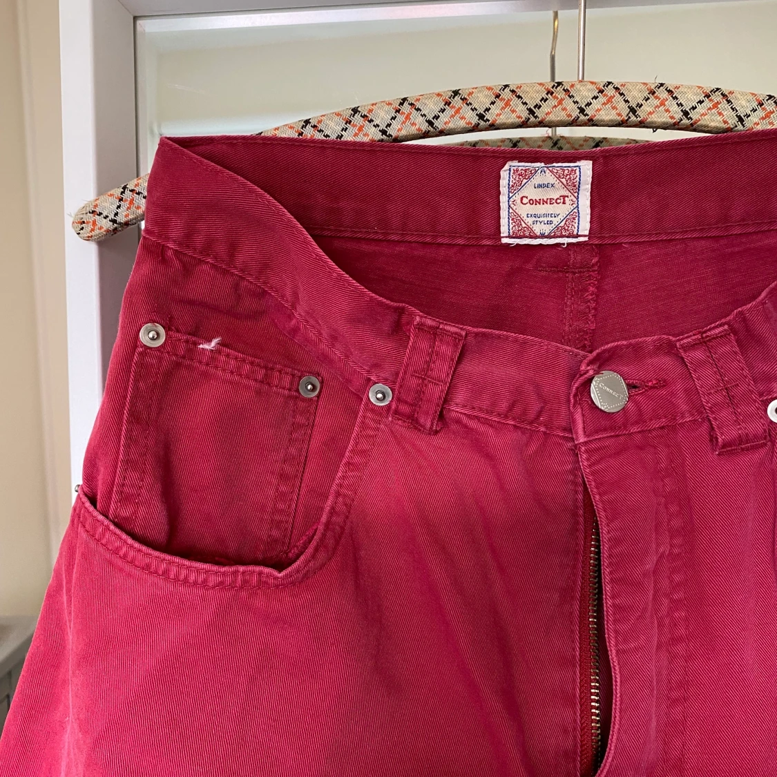 Vinröda byxor