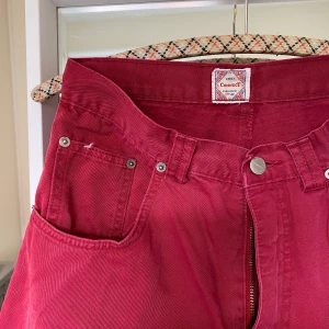 Vinröda byxor  - Byxor köpa secondhand som nu har blivit för små. Högmidjade och pösiga vid benen! 