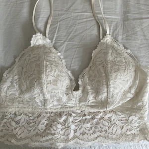 Bh - Fint spets-bh från oysho. För liten för mig så använd några gånger bara. 