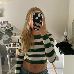 Randig zara tröja - Säljer så den inte kommer till användning💗 Köptes förra året för 249kr! Är i strl S men sitter perfekt på mig som har Xs💗 