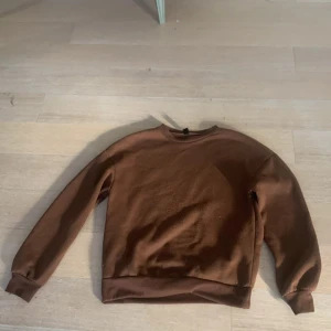 Brun sweatshirt  - En brun sweet shirt i storlek s Andvänd inte längre så ska sälja den 🫶🏼