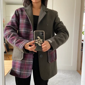 Jacka/rock/kavaj - unik jacka, varm också nu inför hösten! 💚 sitter oversized på mig som är 160 cm och brukar ha XS, så skulle även säga att den passar S-M