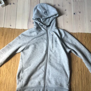 Grå sail racing hoodie - Andvänd ca 5 gånger alltså nästan helt ny, säljer billigt pga rensar garderoben