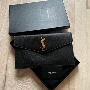 YSL uptown leather clutch bag  - Har använda den bara en gång. YSL Box, dust bag o påse finns. DM om ni e intresserad 🤌🏻