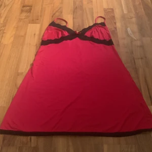 Snyggt nattlinne  - Ett jätte fint nattlinne jag fick av min kompis då de var för stort på henne men tyvärr var min byst för stor för nattlinnet 