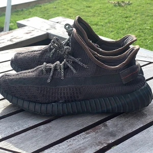 Yeezy 350 (Non-Reflective) - Original förpackning och kvitto finns kvar. Använda en del, dock syns det mest under sulan. Reflective skosnören. Ny pris i denna storlek just nu på StockX är 4 483 kr och på Restocks 7 700 kr. Mitt pris är 950 kr (exkl. frakt) p.g.a använt skick.