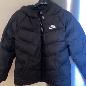 Nike jacka  - Nike jacka , använd ett fåtalls gånger, bekväm och snygg. 400kr frakten ingår i priset🥰  147/158