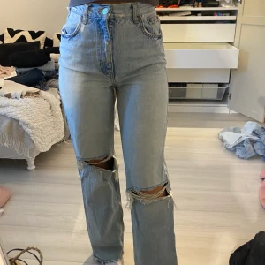 Blåa jeans - Blåa jeans från zara med hål. Jag har sytt in dom i midjan vilket man ser på sista bilden och där ser man även ett litet hål. Storlek 36 