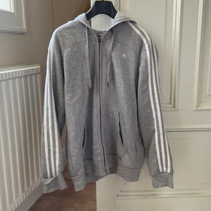 Adidas - Säljer en adidas kofta i storlek L , i mycket fint skick. Säljare står för frakt 