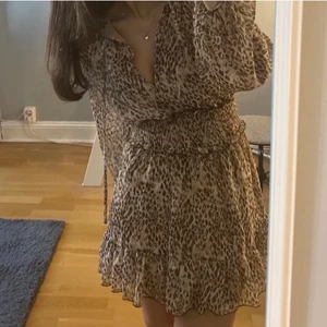 Zara klänning  - Säljer en helt oanvänd zara klänning. Sitter som S