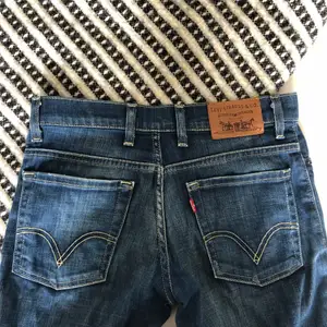 Lågmidjade bootcut jeans från Levis, kollar frakt om du är intresserad, står inte storlek men kan sicka mått KÖP EJ NU!