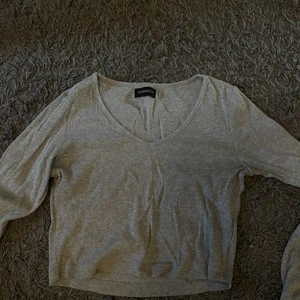 Grå långärmad - En grå croppad långärmad från Even&odd. Säljer eftersom den inte kommer till användning. Använd ca 5 gånger. 50 kr + 39 kr frakt 