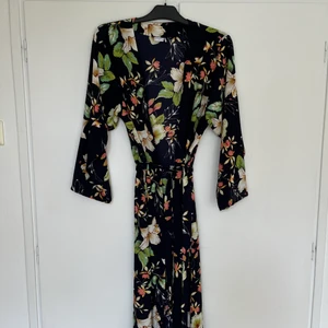 Lång kimono  - Fin kimono med band i midjan!! Passar fint både sommar och höst.🤍 