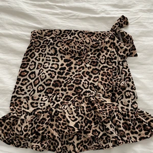 Leopardkjol Forever 21 - Supersöt leopardkjol köpt i New York på Forever 21 i strl S. Väldigt sparsamt använd🥰  Säljer för 50kr+frakt