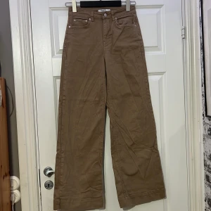 Jeans - Köpta januari 2022, knappt använda. Bra sick! Original priset är 499kr jag säljer dem för 250kr